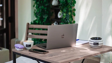 Power bank connected to a phone and laptop for troubleshooting