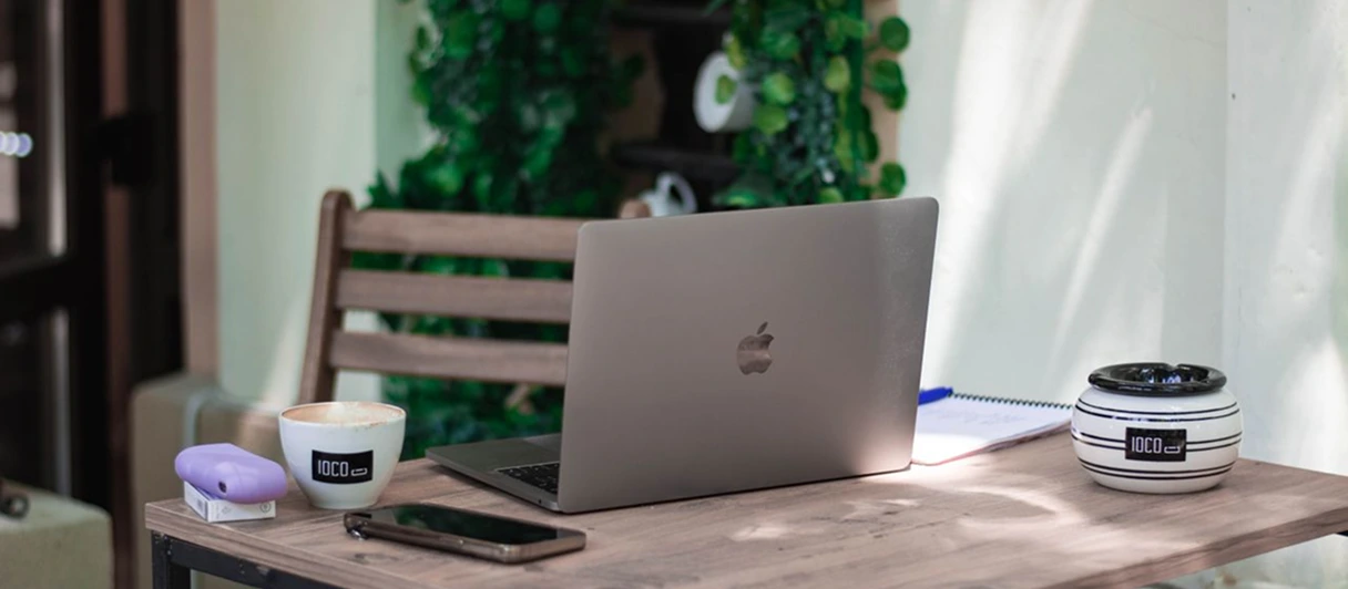 Power bank connected to a phone and laptop for troubleshooting